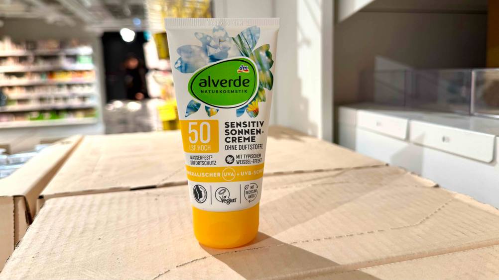 Vegane Sonnencreme getestet: Eine Tube steht auf einem Karton.