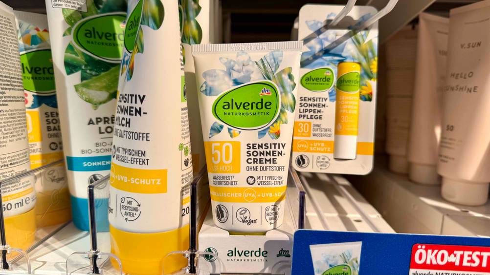 Vegane Sonnencreme getestet: Eine Tube neben anderen Produkten in einem Verkaufsregal.