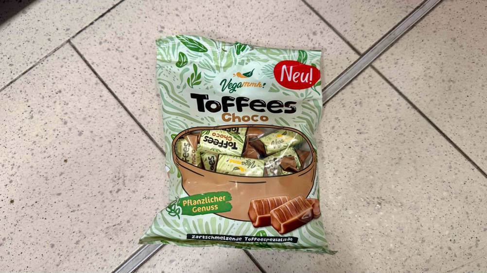 Vegane Süßigkeiten im Test: Eine Packung liegt auf einem Fließenboden.