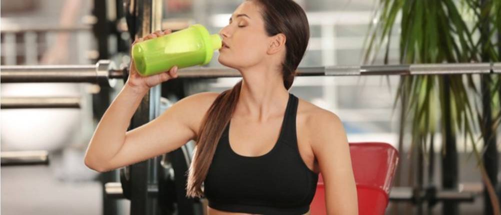 veganer-proteinshake-sport-frau- protein trinken