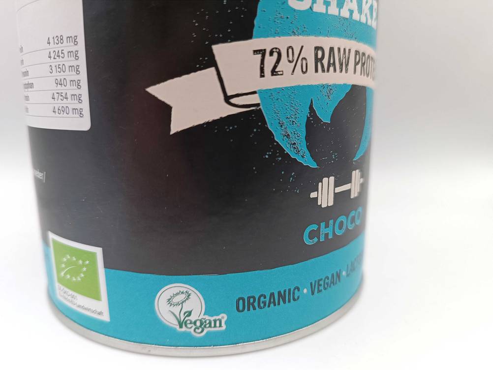 Veganes Proteinpulver getestet: Nahaufnahme der Dose mit dem Vegan-Logo.
