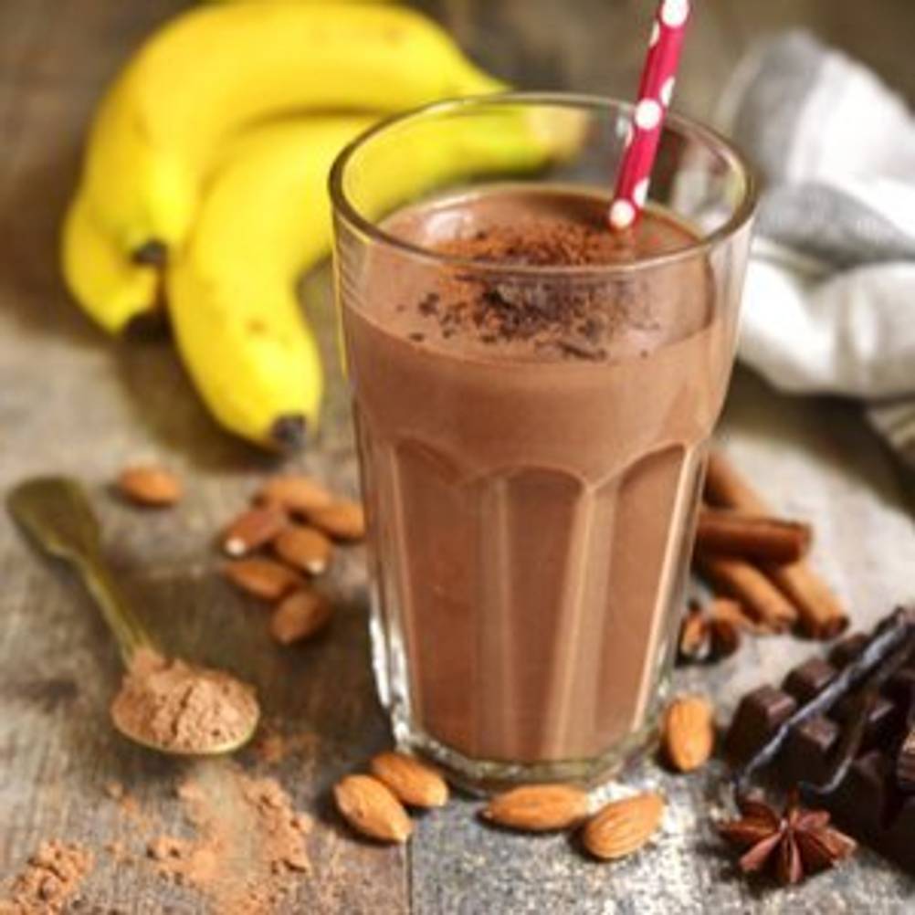 veganer proteinshake zubereitung schokoshake mit proteinpulver vegane schokolade