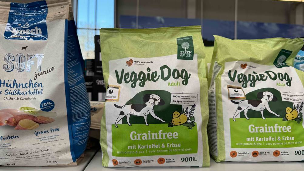 Mehrere Packungen des getesteten vegetarischen Hundefutters auf eine Verkaufsregal.