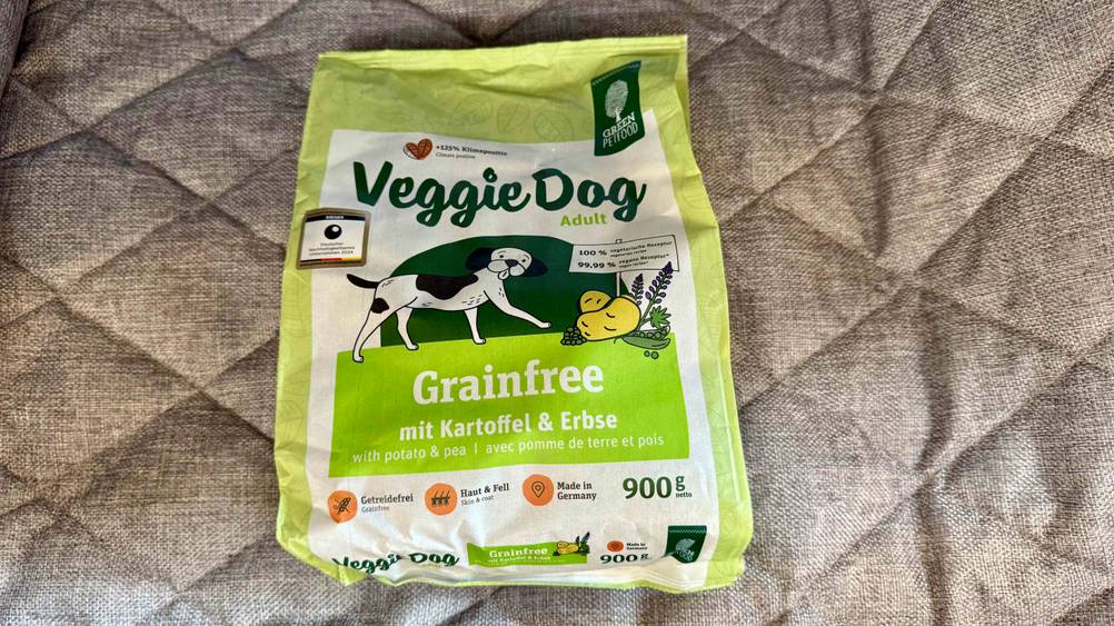Eine Packung des getesteten vegetarischen Hundefutters auf einem grauen Stoff.