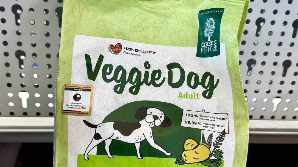 Vegetarisches Hundefutter getestet: Nahaufnahme der Verpackung mit Logo.