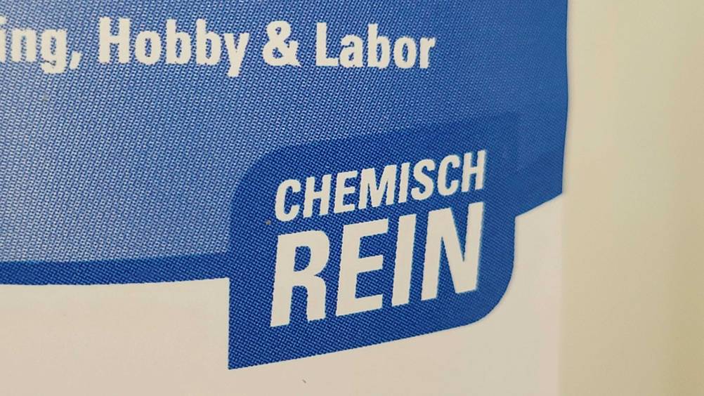 Destilliertes-Wasser getestet: Nahaufnahme des Labels 'Chemisch rein'.