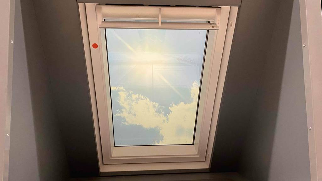 Innenansicht eines geschlossenen Schwing-Dachfensters im Test, inklusive eines weißen Rahmens.