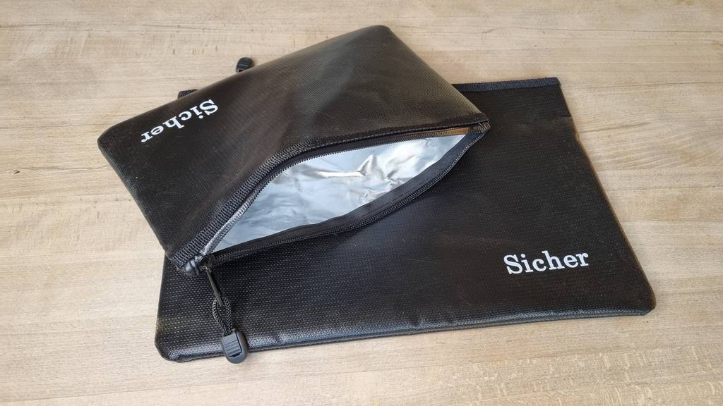 Zwei feuerfeste Taschen.