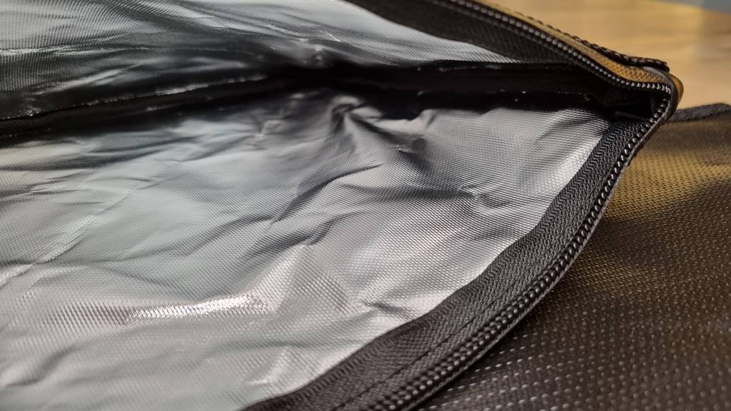 Das Innere einer feuerfesten Tasche