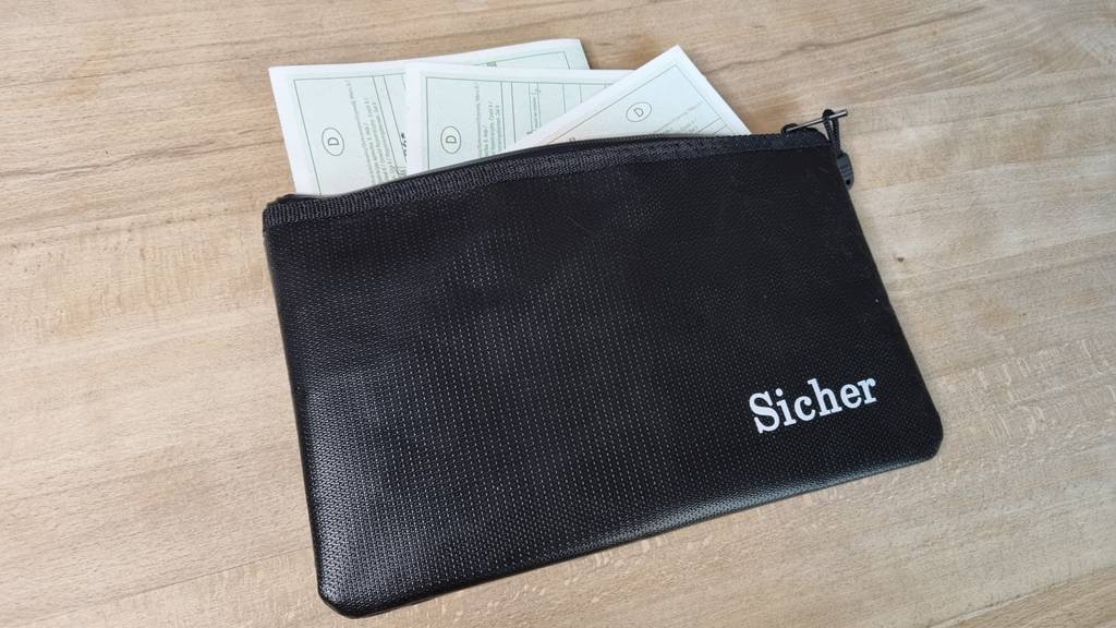 Eine feuerfeste Tasche mit Dokumenten darin