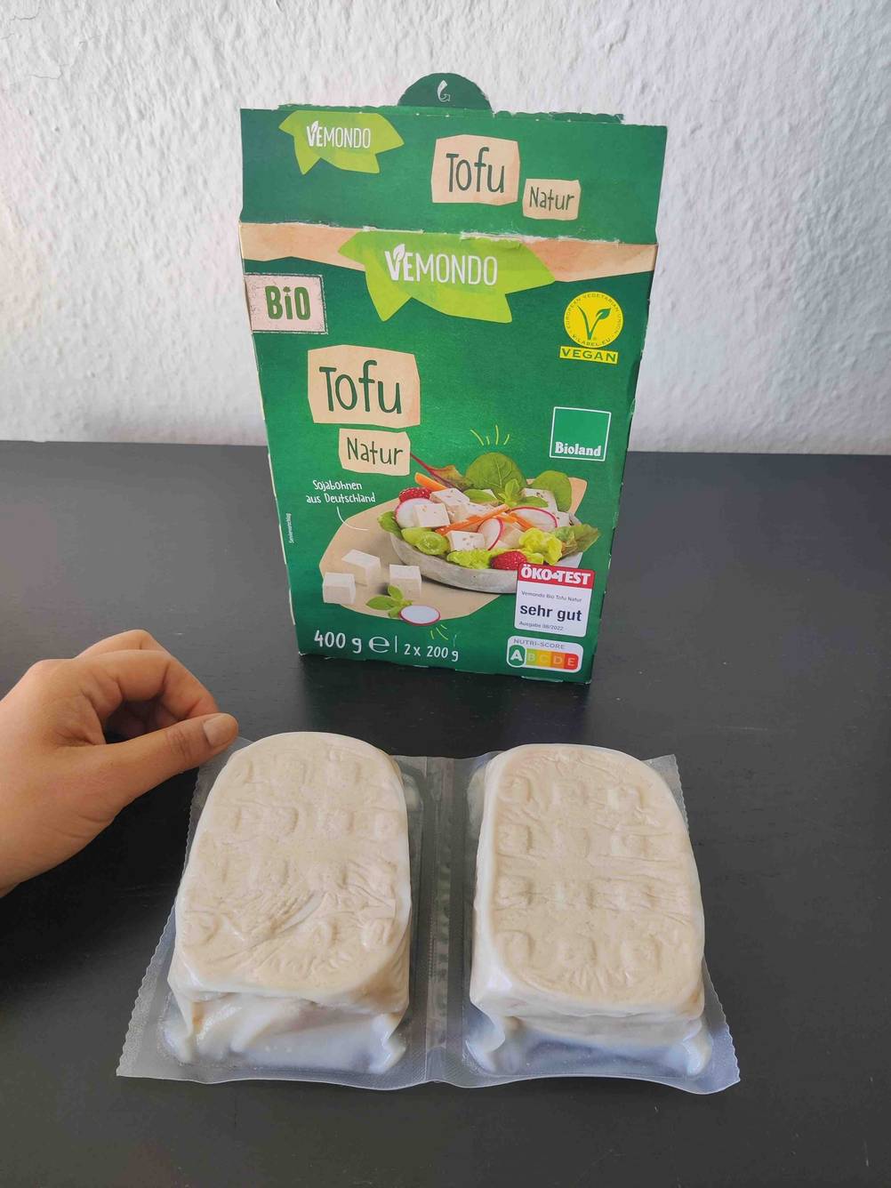 2 vakumisierte Tofustücke vor der Verpackung.