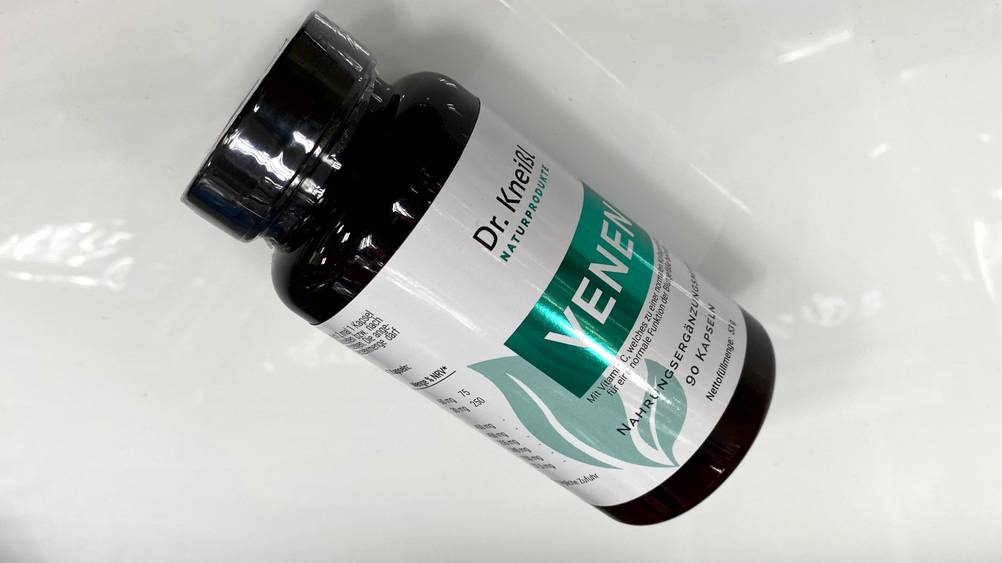 Venen-Tabletten getestet: Eine Flasche von schräg seitlich auf einer hellen Fläche.