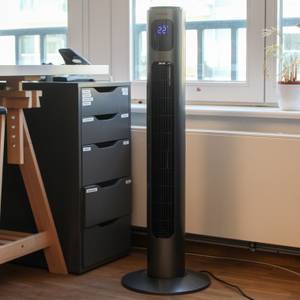 Ein Ventilator von Brandson im Büro wird getestetet.