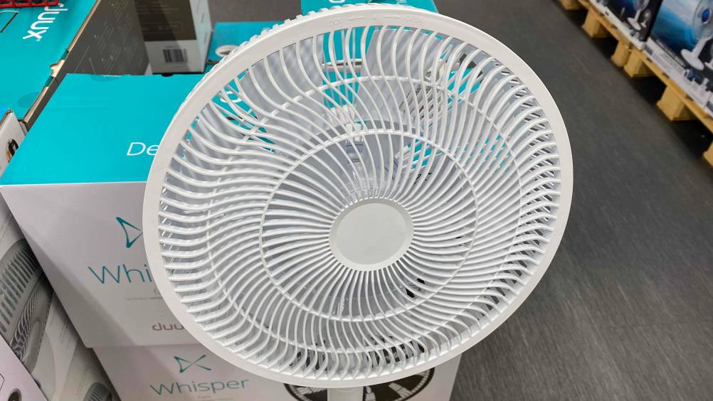 Ein getesteter Ventilator von vorne in einem Verkaufsladen.