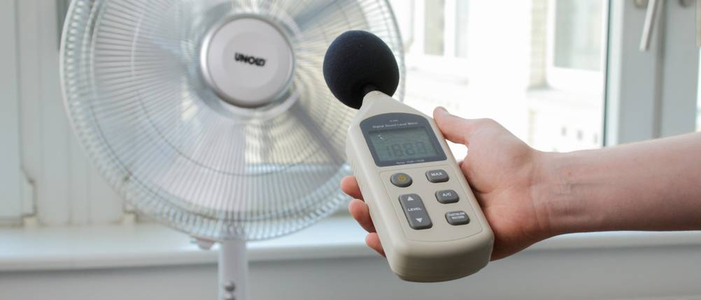 Mit einem Lautstärke-Messgerät wird ein Ventilator von Unold gemessen.