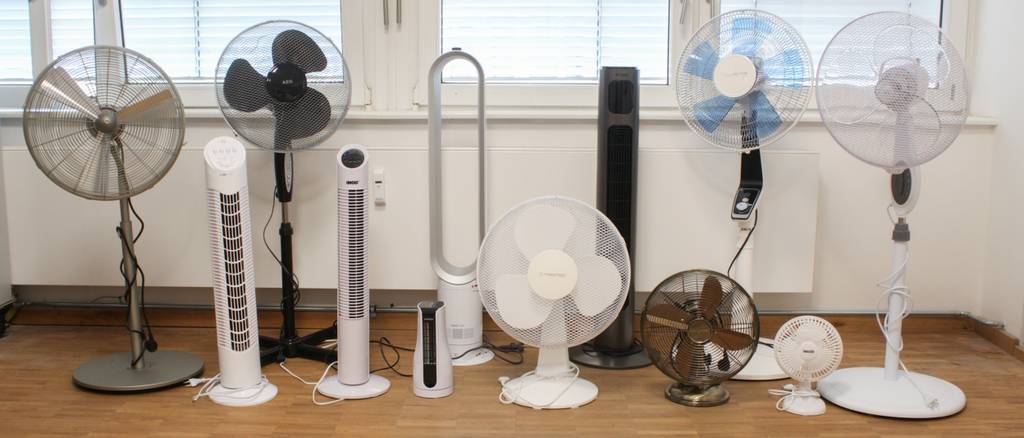 Verschiedene Ventilatoren im Test stehen nebeneinander.