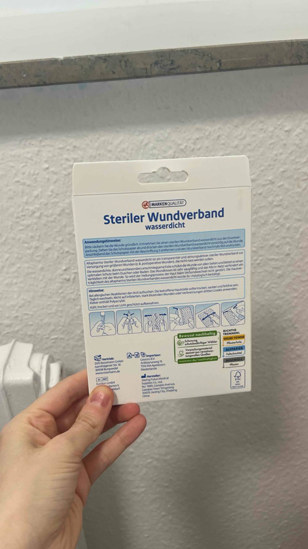 Verband im Test: Auf der Rückseite der Verpackung sind bebilderte Informationen.