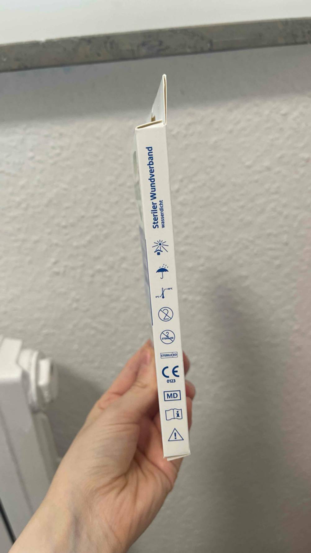 Auf der Packungsseite von getestetem Verband sind Symbole für den Einsatz.