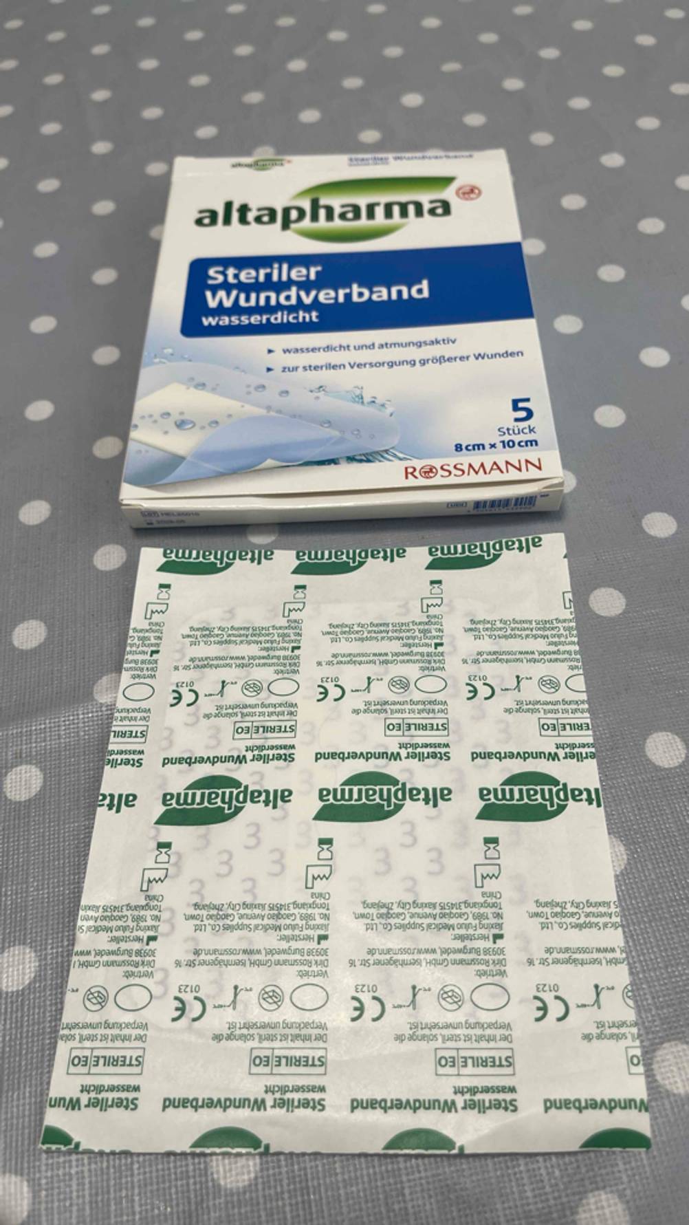 Ein Verband im Sterilverpackung liegt zum testen vor der Umverpackung.