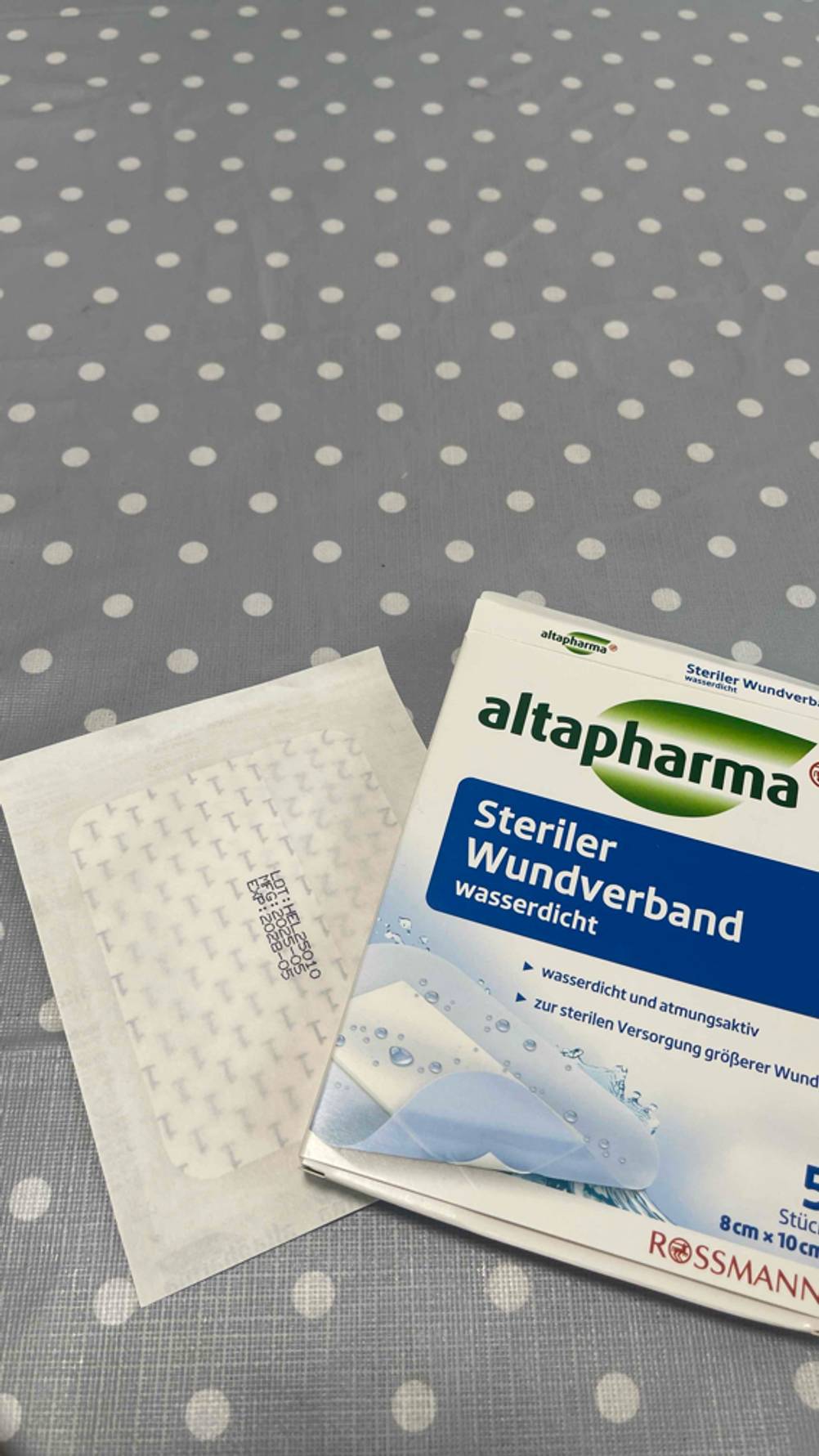 Ein verpackter Verband liegt zum testen neben der Kartonverpackung.