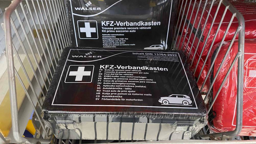 Mehrere getestete Verbandkästen befinden sich in einem Geschäft.