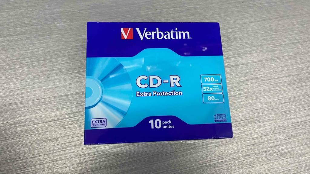 10er Pack getestete Verbatim CD-R liegt auf grauem Laminat.
