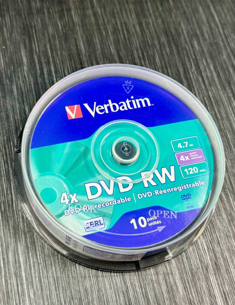 Nahaufnahme einer transparenten 10-Stück-Kunststoffbox mit den getesteten DVD-RW-Rohlingen.