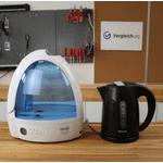 Getesteter Luftbefeuchter steht auf einem Tisch neben einem schwarzen Wasserkocher