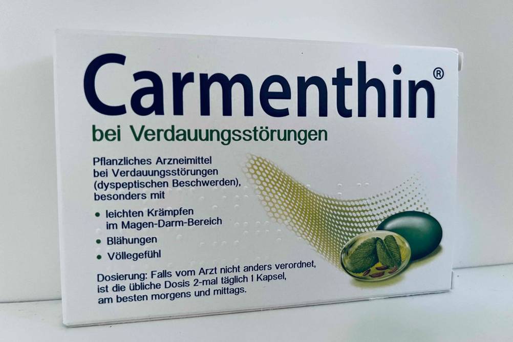 Verdauungsenzyme im Test: Carmenthin-Kapseln stehen vor weißem Hintergrund.