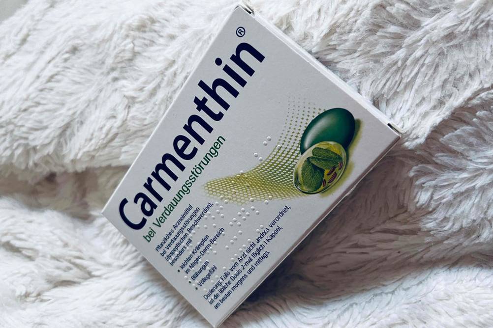 Verdauungsenzyme getestet: Carmenthin-Kapseln liegen auf einer hellen Decke.