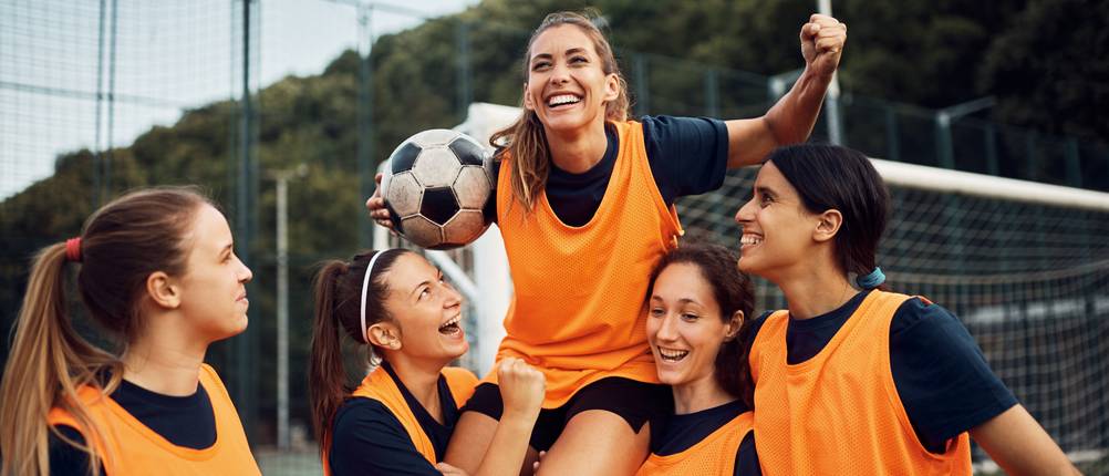 Vereinssoftware-Test: Ein Damen-Fußballteam jubelt.
