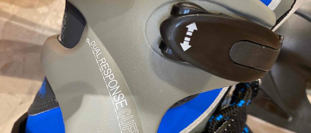 Schlittschuhe für Kinder mit blauen Details.
