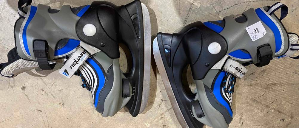 Schlittschuhe für Kinder mit blauen Details.