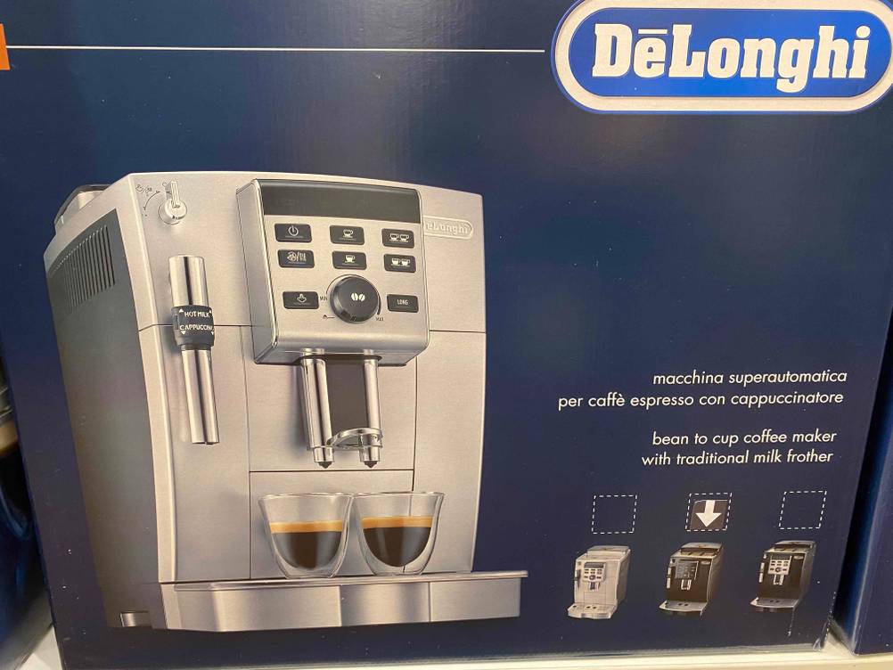 Getesteter Kaffeevollautomat in der Verpackung in der Nahaufnahme.