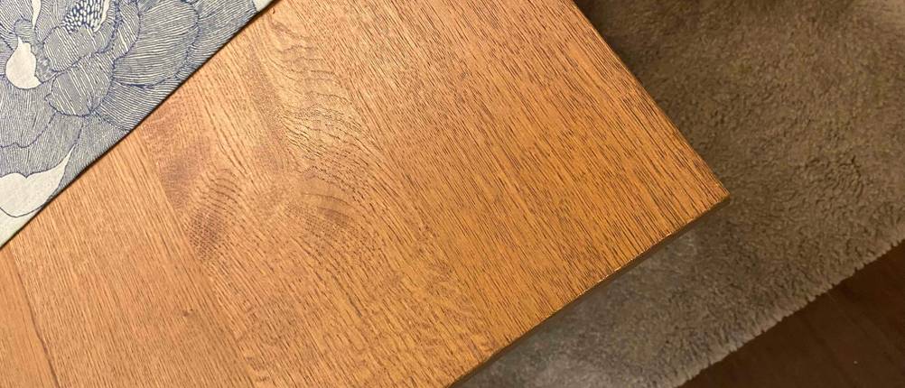 Esstisch aus Holz.