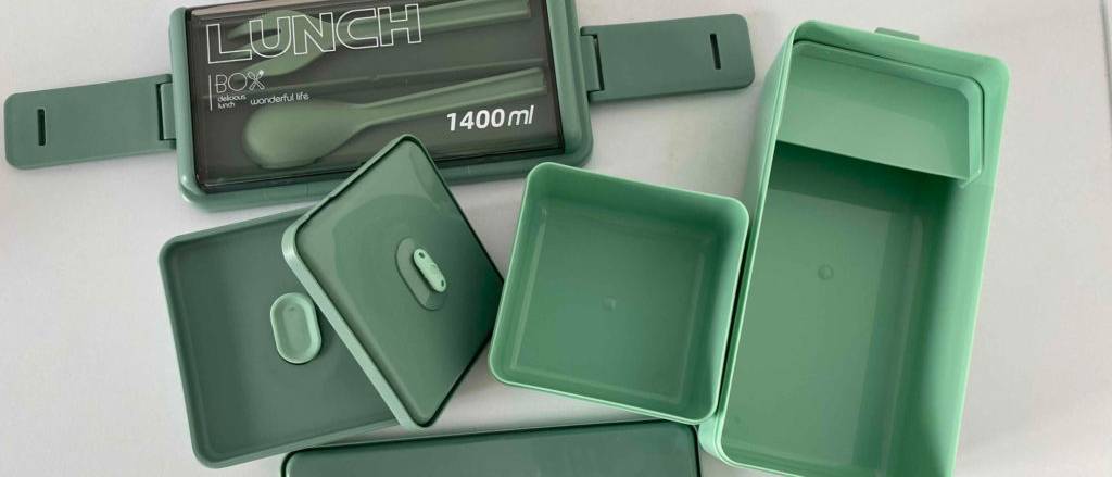 Mehrere getestete Bento-Boxen stehen nebeneinander auf einer weißen Oberfläche.