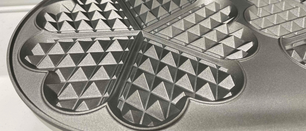 Herzförmige Innenansicht des Cloer-1329-Doppelwaffeleisen.