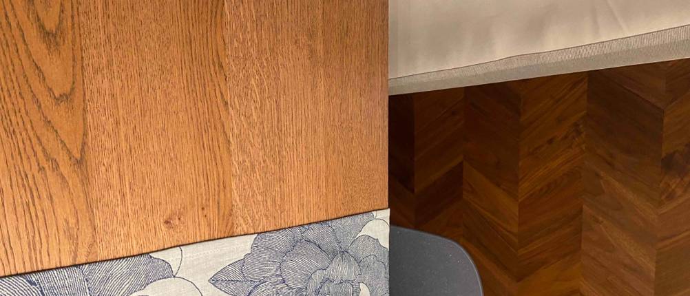 Esstisch aus Holz auf Holzboden.