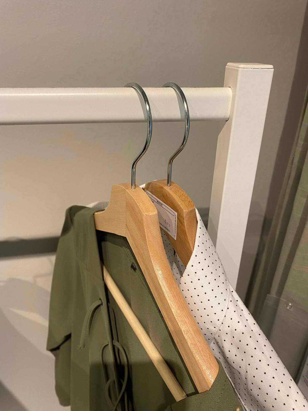 Ikea-Kleiderbügel.