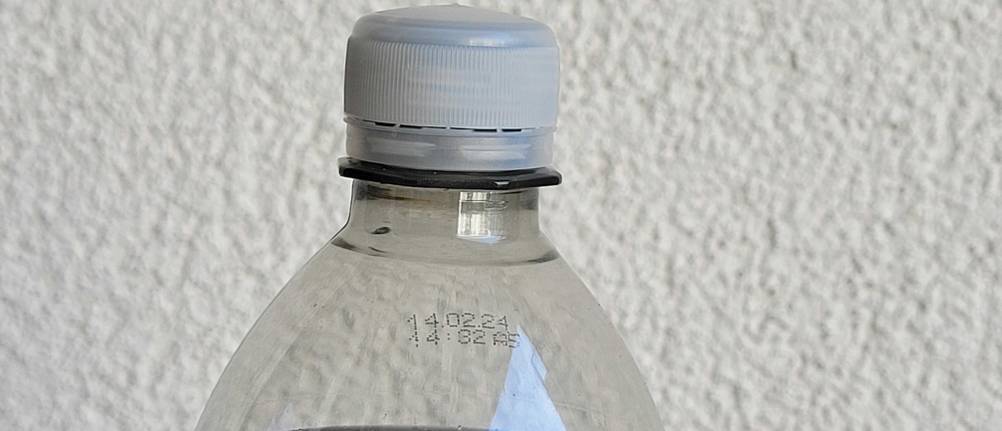 Spritziges natürliches Mineralwasser der Marke Klar.