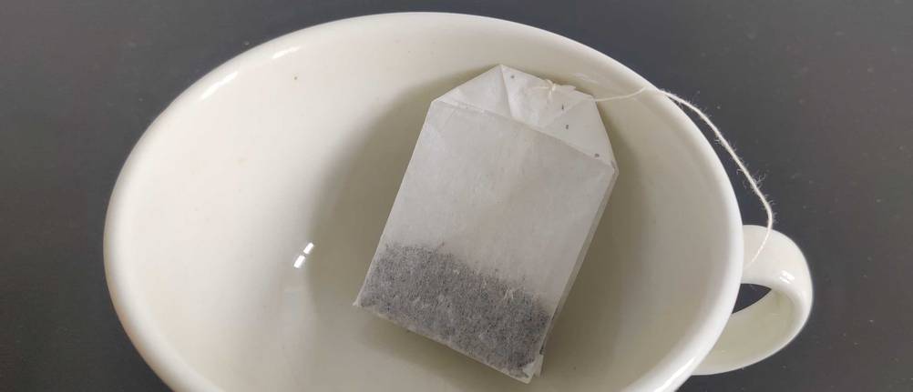 Ceylon-Tee Beutel und Tasse.