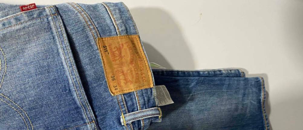 Levis-Jeans für Herren im Test. Nahaufnahme der rechten Rücktasche.