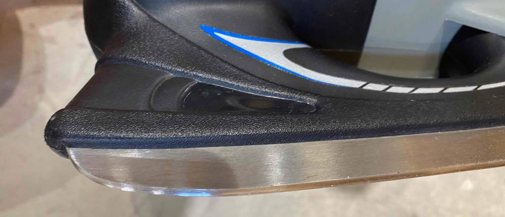Schlittschuhe für Kinder mit blauen Details.