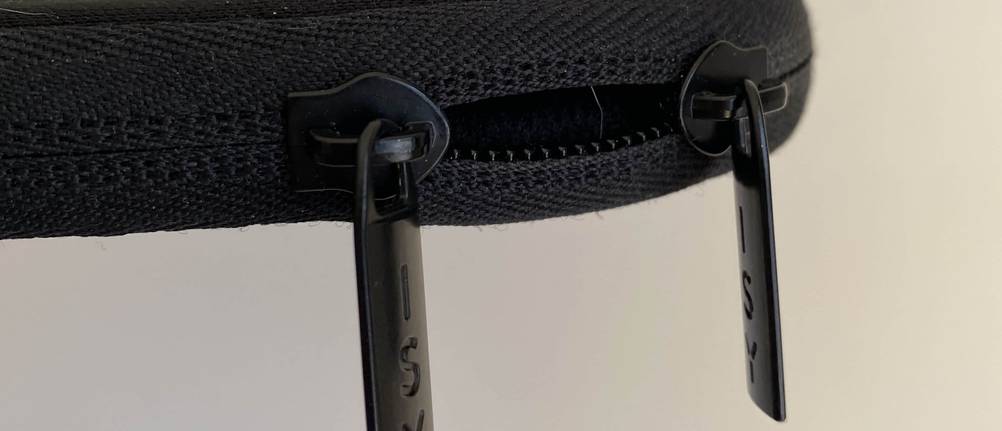 Das Laptop-Sleeve von ISY ist besonders flach. Dies fiel uns im direkten vergleich zu anderen Produkten auf.