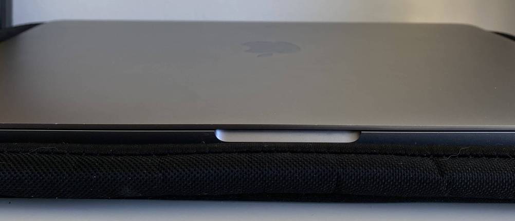 Schwarzer Laptop-Sleeve von ISY.