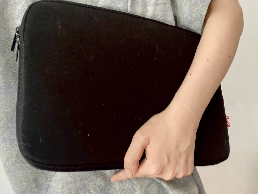Schwarzer Laptop-Sleeve von ISY.