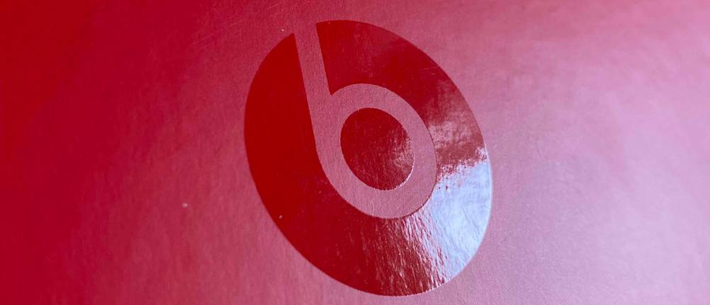 Kopfhörer der Marke Beats, Logo.