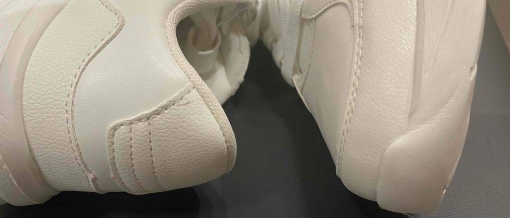 Sneaker-Damen-Test: Nahaufnahme von weissen Damen-Sneaker. 