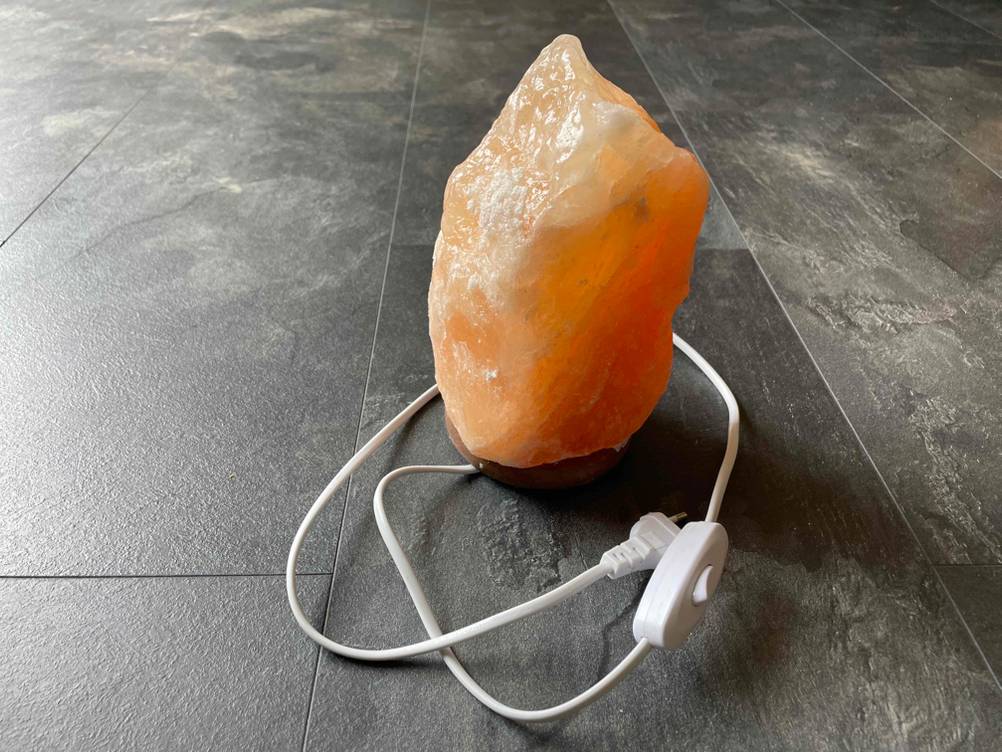 Salzlampe mit Stromkabel.