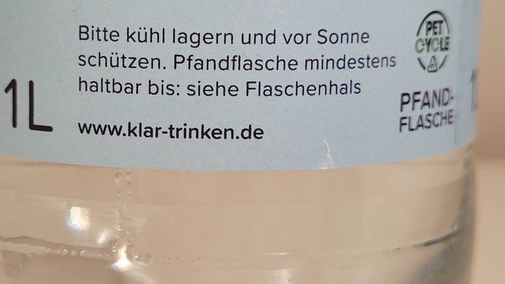 Spritziges natürliches Mineralwasser der Marke Klar.